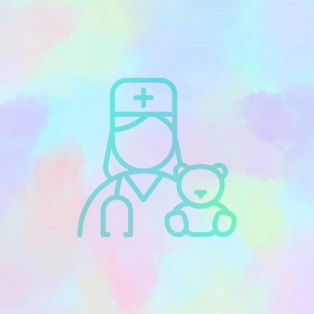 Logo per pediatria. In primo piano si trova la sagoma di una dottoressa indossando un cappellino con una croce sulla testa e uno stetoscopio intorno al collo. Di fianco alla dottoressa si trova un orsacchiotto. Lo sfondo è un mix di viola, rosa, azzurro e celeste.